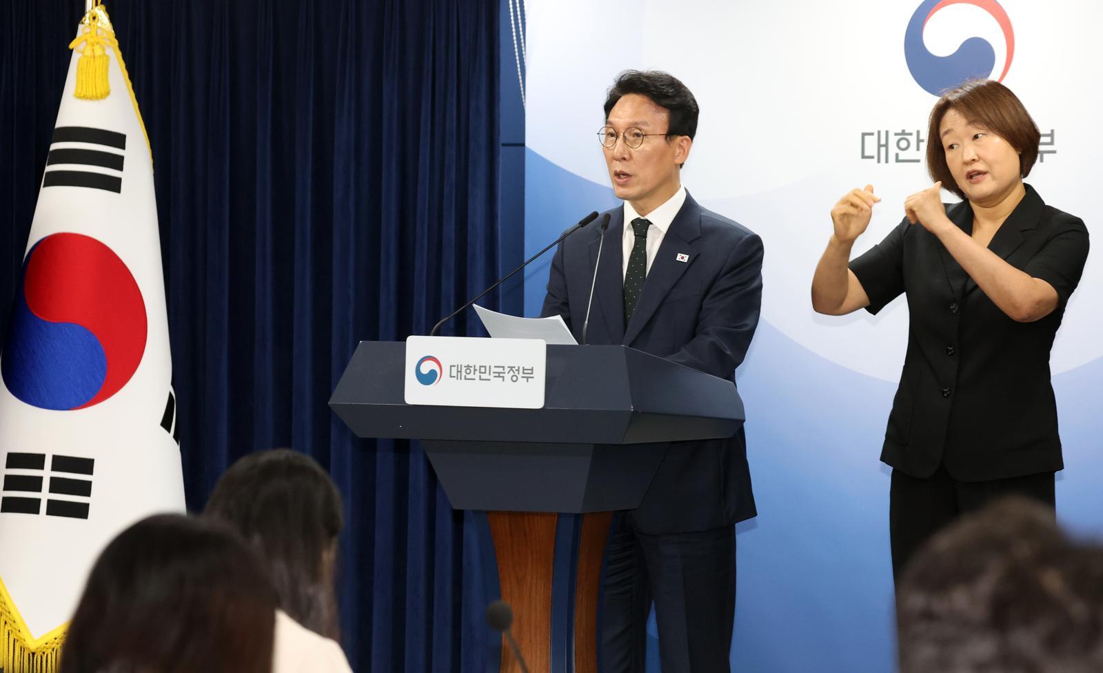 김민석 국무총리가 25일 서울 종로구 세종대로 정부서울청사에서 정부의 검찰개혁 방향 관련 브리핑을 하고 있다. 2026.6.25/뉴스1