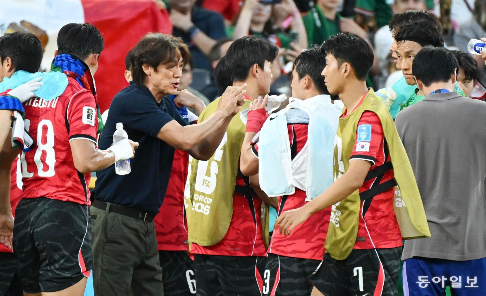 25일(한국시간)  멕시코 몬테레이 스타디움에서 열린 2026 북중미 월드컵 A조 3차전 한국과 남아프리카공화국의 전반경기. 홍명보 감독이  하이드레이션 브레이크 시간에 지시를 하고 있다. 과달루페=박형기 기자 oneshot@donga.com