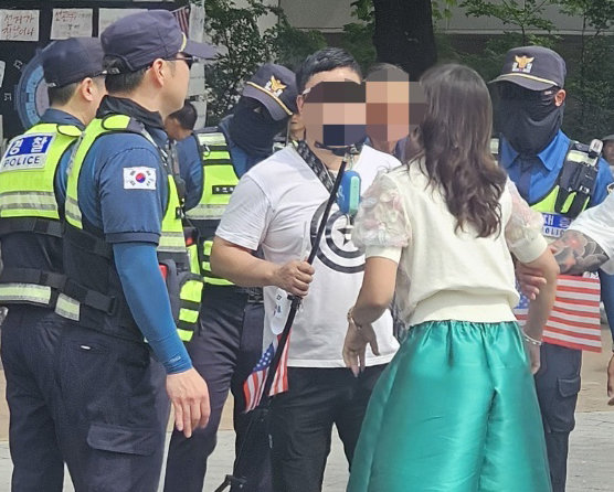 지난 22일 송파구 올림픽공원 핸드볼경기장 개표소 봉쇄 시위 현장에서 40대 여성 김 모 씨가 다른 유튜버들과 말다툼을 벌이고 있다. 2026.06.25/ⓒ 뉴스1