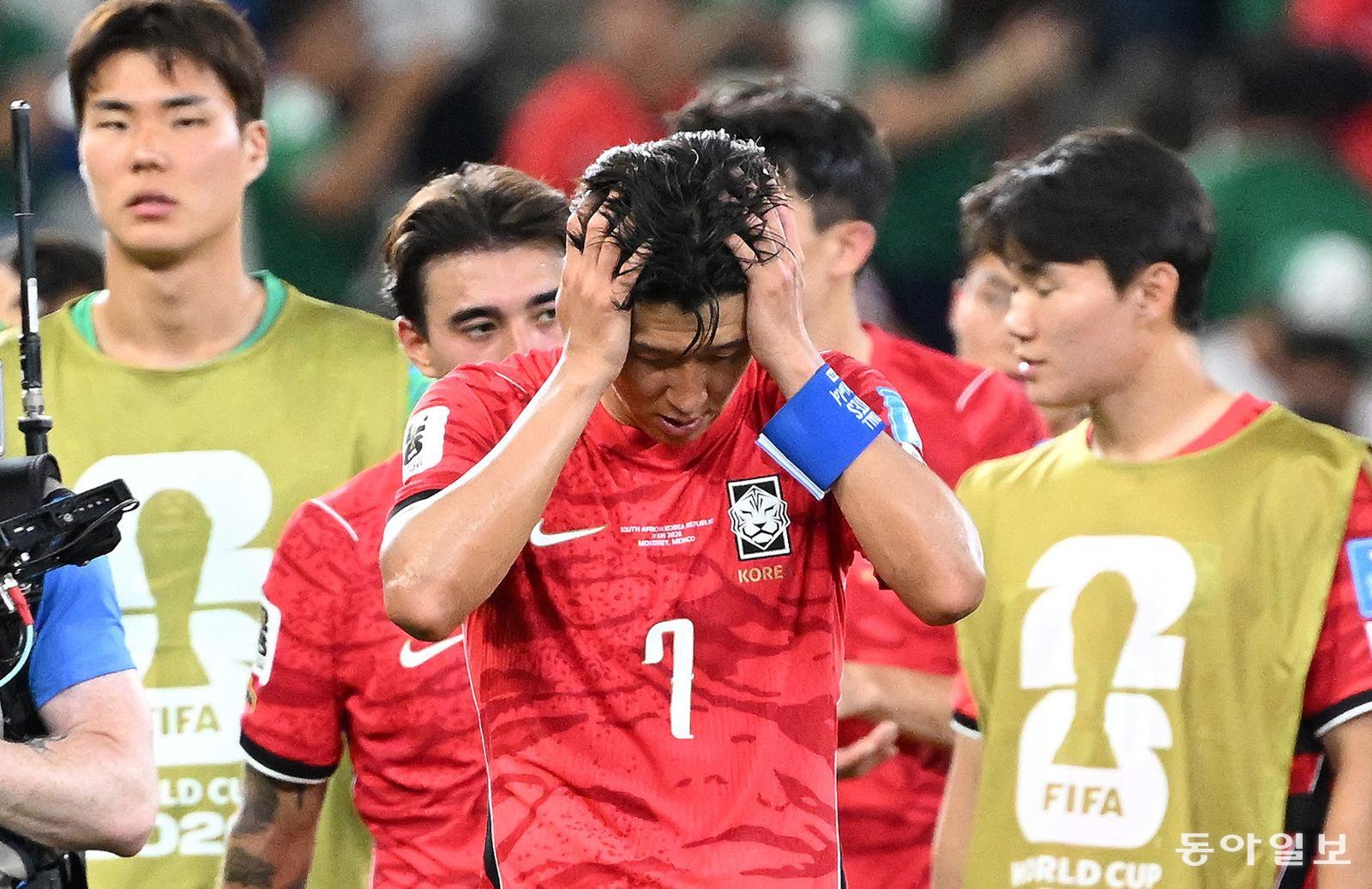 25일(한국시각) 멕시코 몬테레이 인근 과달루페의 에스타디오 몬테레이에서 열린 2026 북중미 월드컵 대한민국과 남아공의 경기 종료 후 손흥민이 패배에 아쉬워하고 있다. 2026.06.25 과달루페=박형기 기자 oneshot@donga.com