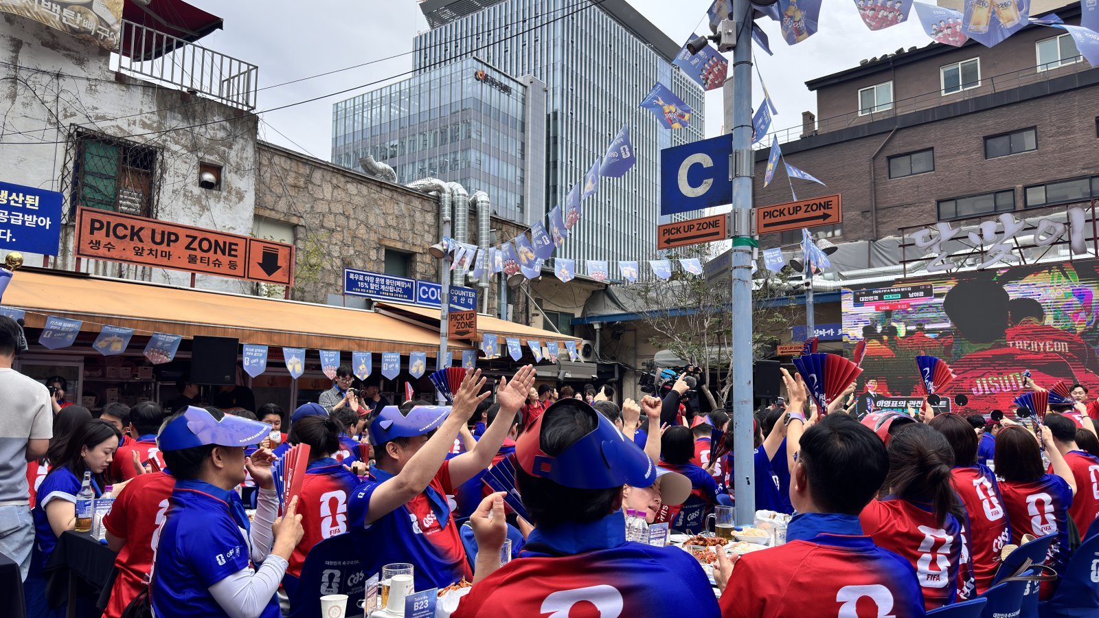 2026 국제축구연맹(FIFA) 북중미 월드컵 한국 축구 국가대표팀의 조별리그 3차전 남아프리카공화국전이 열리는 25일 오비맥주 카스가 운영한 뷰잉펍’에 축구팬 약 200명이 모였다. 윤우열 기자 cloudancer@donga.com
