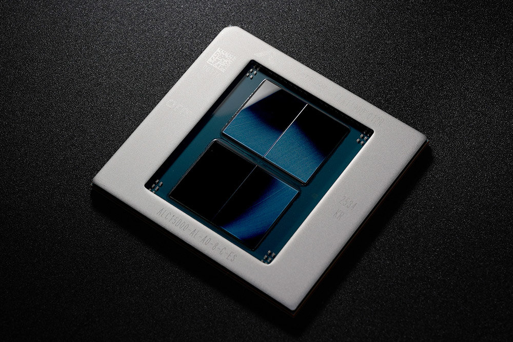 AWS는 ‘실리콘 이노베이션’을 앞세워 CPU, 학습, 추론용 칩을 각각 설계해서 자사 서비스로 제공 중이다. 해당 칩은 이달 출시된 그래비톤 5 / 출처=AWS