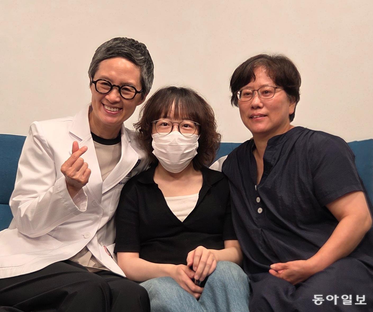 이유미 서울 세브란스병원 내분비내과 교수(왼쪽)가 건강을 회복한 X 염색체 저인산혈증(XLH) 환자(가운데)와 기념사진을 찍고 있다. 이 교수는 “7000여 개의 희귀질환 중 실제 치료제가 있는 질환은 5% 정도에 불과하다”며 “이마저도 비용 때문에 환자가 이용할 수 없는 현실이 안타깝다”고 했다. 
이진한 의학전문기자·의사 likeday@donga.com
