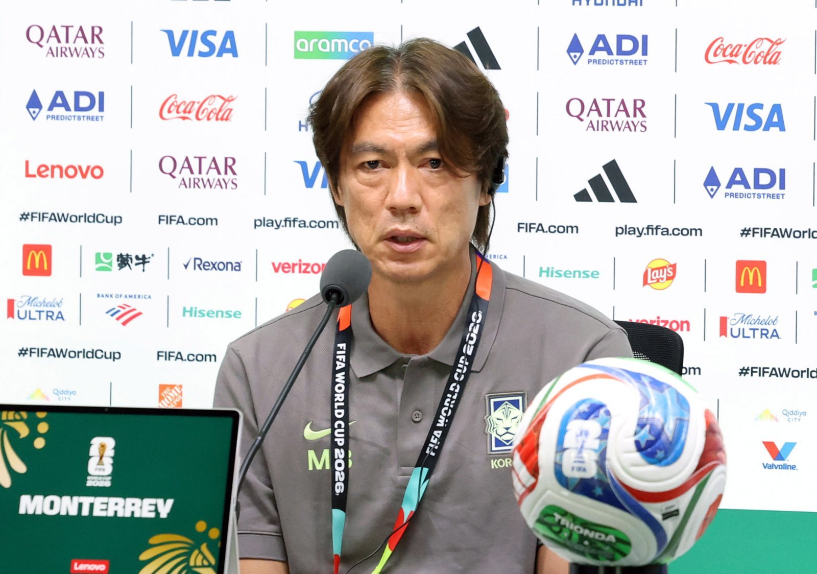 축구 국가대표팀 홍명보 감독이 2026 북중미 월드컵 조별리그 3차전 남아프리카공화국과의 경기를 하루 앞둔 23일(현지 시간) 멕시코 몬테레이 스타디움에서 열린 공식 기자회견에서 취재진 질문에 답변하고 있다. 몬테레이(멕시코)=뉴시스