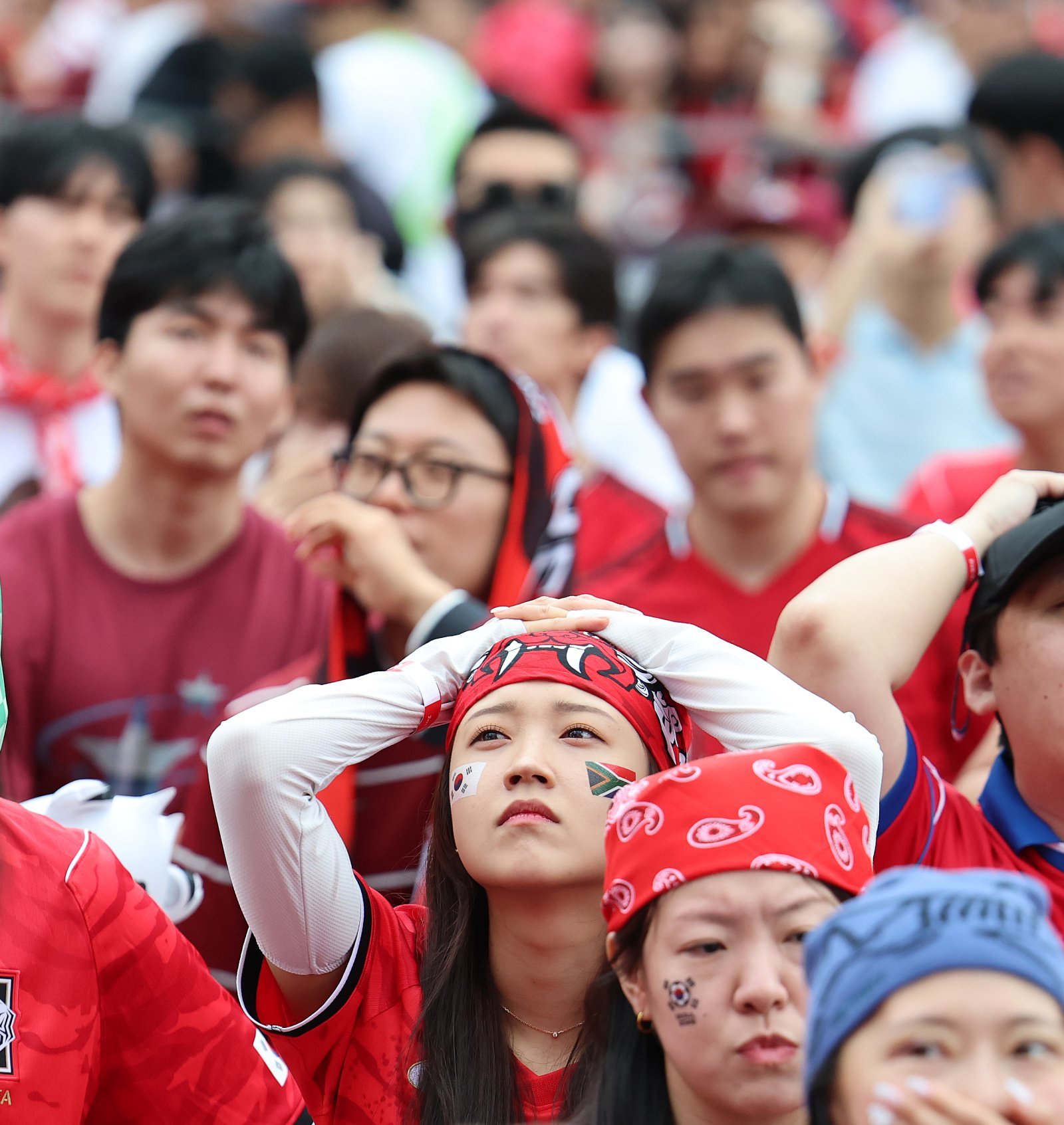 축구 국가대표팀 공식 서포터즈 붉은악마와 시민들이 25일 서울 종로구 광화문광장에서 열린 2026 국제축구연맹(FIFA) 북중미월드컵 A조 조별리그 3차전 대한민국과 남아프리카공화국의 경기 거리응원에서 후반 17분 실점을 허용하자 아쉬워하고 있다. 뉴스1
