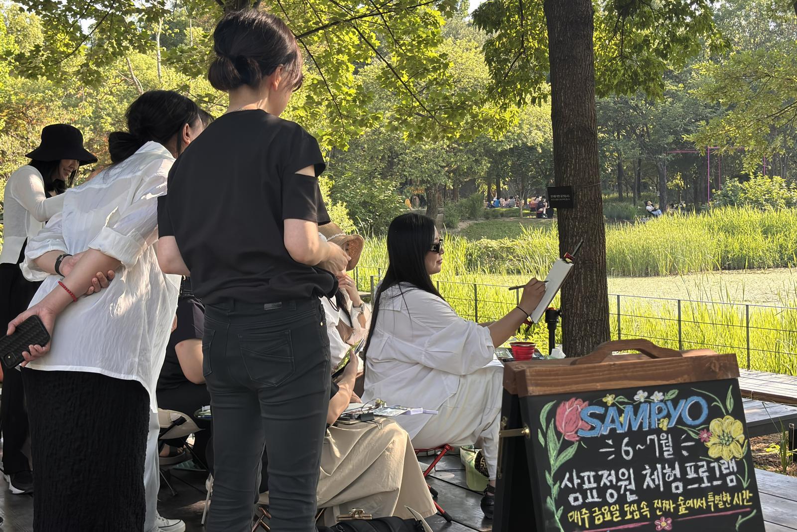 삼표그룹이 서울숲 삼표정원에서 방문객 대상 특별 체험 프로그램을 운영 중인 가운데 지난 12일 어반스케치 클래스 참가자들이 드로잉 수업에 참여하고 있다. 삼표그룹 제공