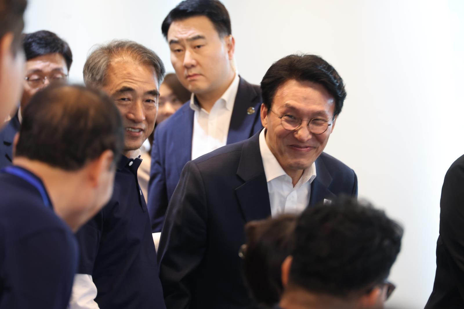 김민석 국무총리가 25일 전북 정읍시에서 열린 더불어민주당 전북도당 당선인 워크숍에 참석해 당선인들과 인사를 나누고 있다. 2026.6.25 ⓒ 뉴스1