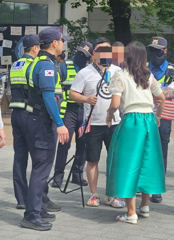 ‘올공 집회’서 경찰에 침뱉고 욕설한 40대女 구속