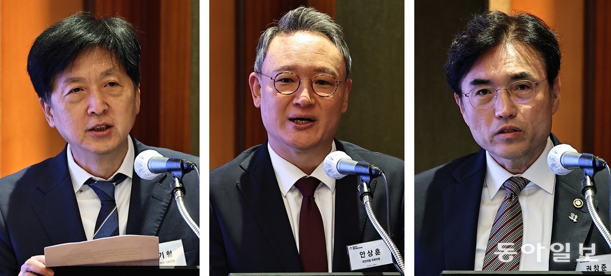 ‘퇴직연금, 기금형 도입의 방안 및 과제’를 주제로 서울 중구 롯데호텔에서 25일 열린 ‘제48회 동아 모닝포럼’에서 오기형 더불어민주당 의원, 안상훈 국민의힘 의원, 권창준 고용노동부 차관(왼쪽 사진 왼쪽부터)이 축사를 했다. 양회성 기자 yohan@donga.com