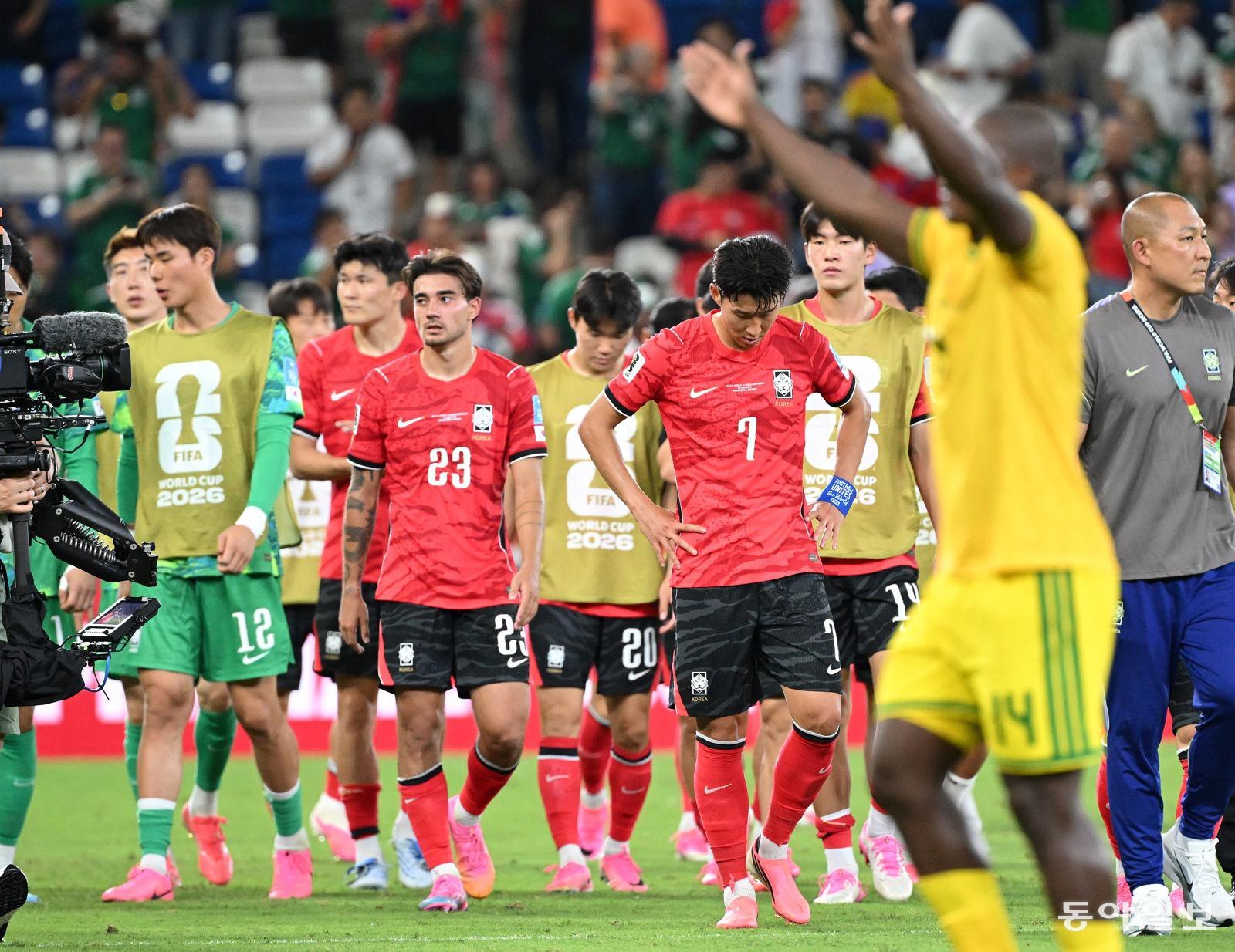 홍명보 감독이 이끄는 대한민국 축구대표팀은 25일(이하 한국시간) 오전 10시 멕시코 몬테레이 스타디움에서 개최된 2026 국제축구연맹(FIFA) 북중미 월드컵 조별리그 A조 최종전에서 남아프리카공화국에게 0-1 충격패를 당했다. 경기 종료 후 대한민국 선수들이 패배에 아쉬워하고 있다. 2026.06.25 과달루페(멕시코)=박형기 기자 oneshot@donga.com