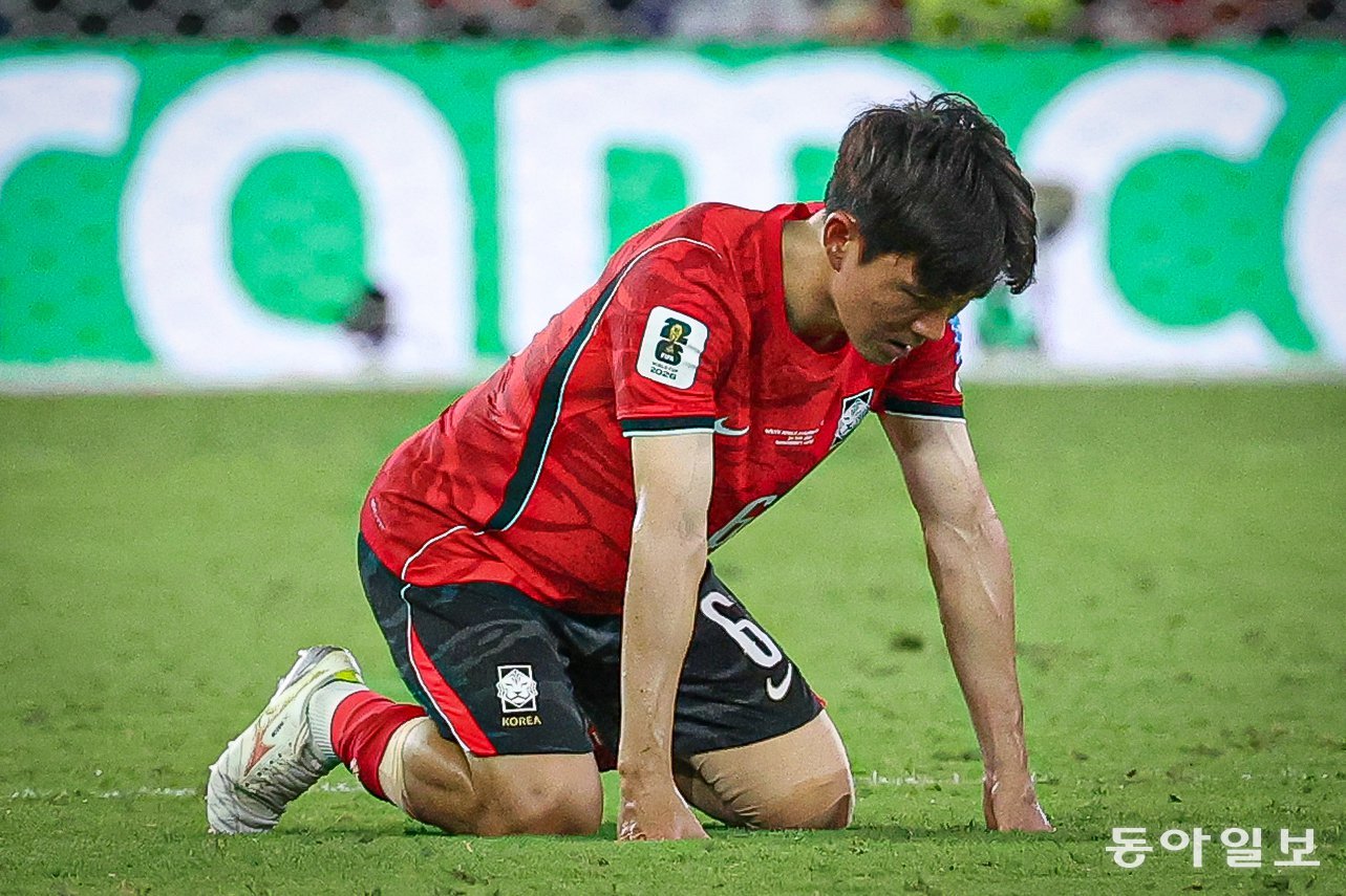 한국 축구 대표팀의 황인범이 24일(현지시간) 멕시코 과달루페의 몬테레이 스타디움에서 열린 대한민국과 남아프리카공화국의 A조 조별리그 최종 3차전에서 0-1로 패배한 뒤 두 주먹을 불끈 쥔 채 경기장에 주저앉아 있다. 황인범은 이날 경기 종료 뒤에도 한참 동안 고개를 숙인 채 남아있었다. 과달루페=박형기 기자 oneshot@donga.com