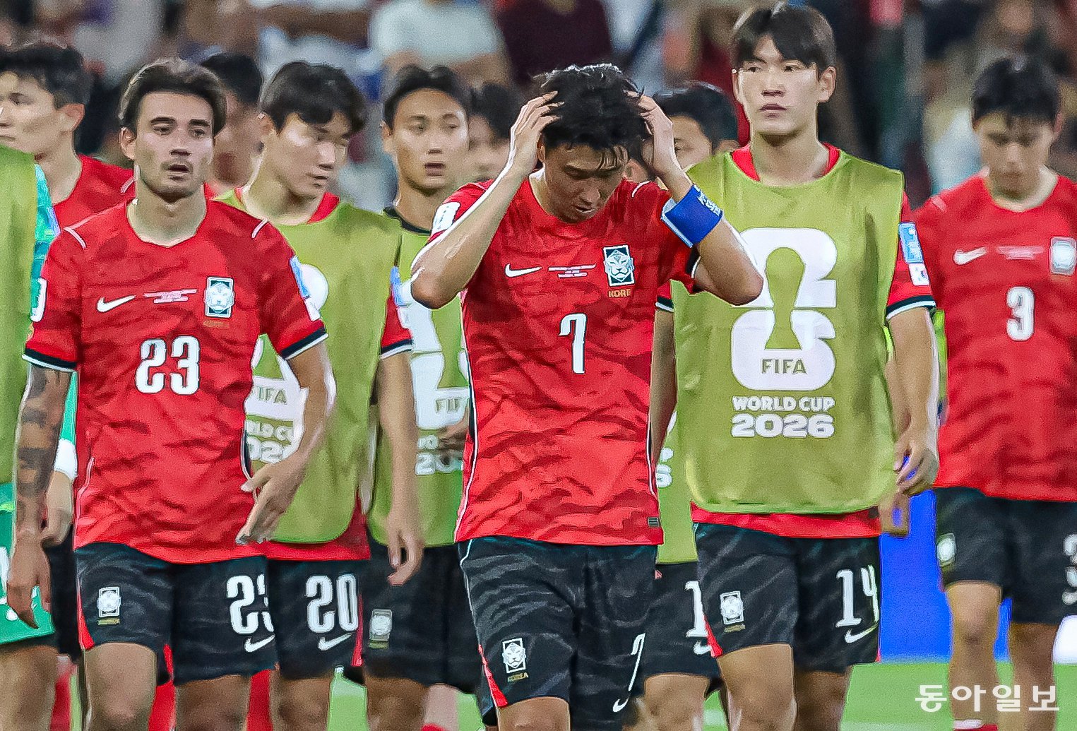 24일(현지시간) 손흥민을 비롯한 한국 축구 대표팀 선수들이 남아공에게 0-1로 패배한 뒤 침울한 표정을 지은 채 경기장을 걷고 있다. 과달루페=박형기 기자 oneshot@donga.com