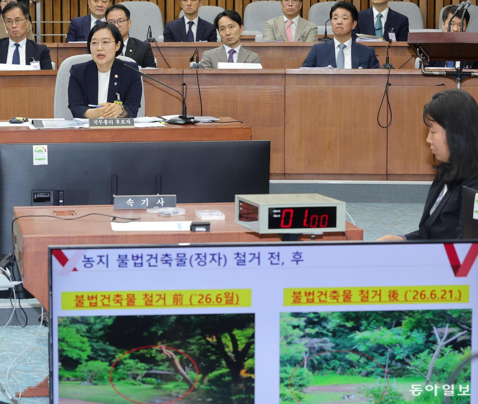 한성숙 국무총리 후보자 인사청문회가 서울 여의도 국회에서 25일 열렸다. 이날 청문회에서 국민의힘은 한 후보자의 다주택 이력과 양평 농지 관련 의혹 등을 따져 물었고, 더불어민주당은 문제가 되지 않는다고 맞섰다. 한 후보자가 의원 질의에 답하고 있다. 장승윤 기자 tomato99@donga.com