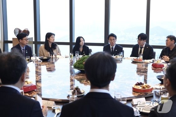 김민석 국무총리가 지난 24일(현지시간) 중국 다롄의 한 호텔에서 동행기자단과 만찬을 하고 있다. (국무총리실 제공. 재판매 및 DB금지) 2026.6.25/뉴스1