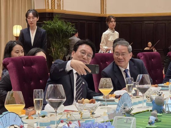 김민석 국무총리가 지난 23일 중국 다롄에서 열린 비공개 만찬에서 리창 중국 국무원 총리와 셀카를 찍은 모습.(김 총리 X 캡처)