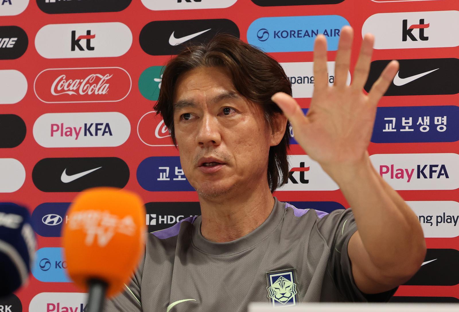 홍명보 대한민국 축구국가대표팀 감독이 25일(현지시간) 멕시코 과달라하라 인근 대한민국 축구대표팀의 베이스캠프 훈련장인 사포판 치바스 바예 베르데에서 훈련에 앞서 인터뷰를 하고 있다. 2026.6.26 ⓒ 뉴스1
