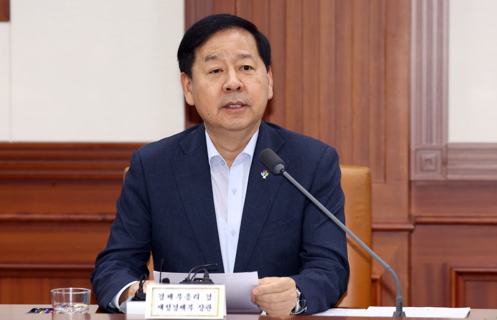 구윤철 경제부총리 겸 재정경제부 장관이 26일 오전 서울 종로구 세종대로 정부서울청사에서 열린 비상경제본부 희의 겸 경제관계장관회의 겸 민생물가 특별관리 관계장관 TF에서 모두 발언을 하고 있다. 이날 회의에서 참석자들은 7차 석유 최고가격 지정(안) 등을 논의했다.  2026.6.26 서울=뉴스1