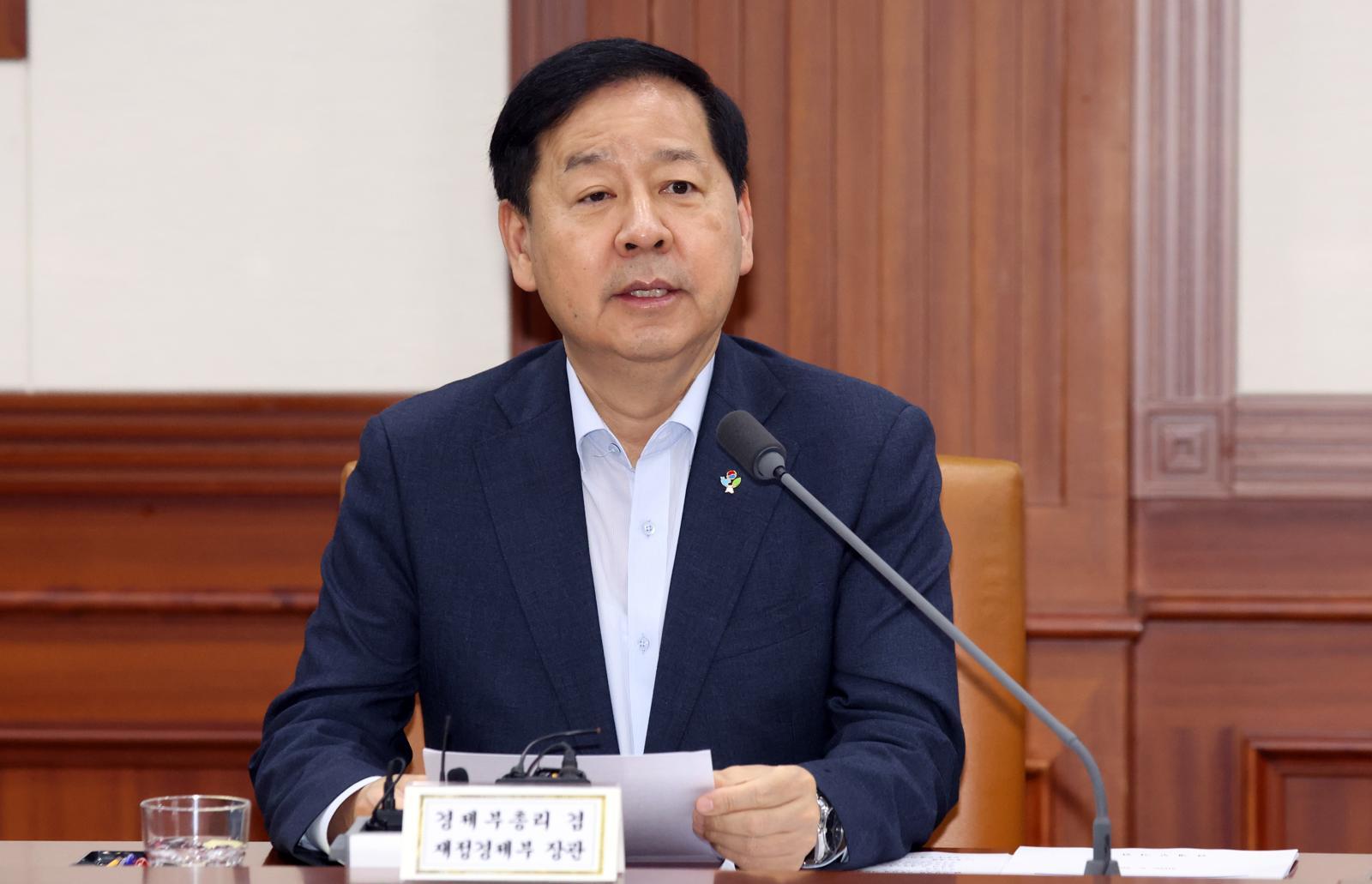 구윤철 경제부총리 겸 재정경제부 장관이 26일 오전 서울 종로구 세종대로 정부서울청사에서 열린 비상경제본부 희의 겸 경제관계장관회의 겸 민생물가 특별관리 관계장관 TF에서 모두 발언을 하고 있다. 이날 회의에서 참석자들은 7차 석유 최고가격 지정(안) 등을 논의했다. 뉴스1