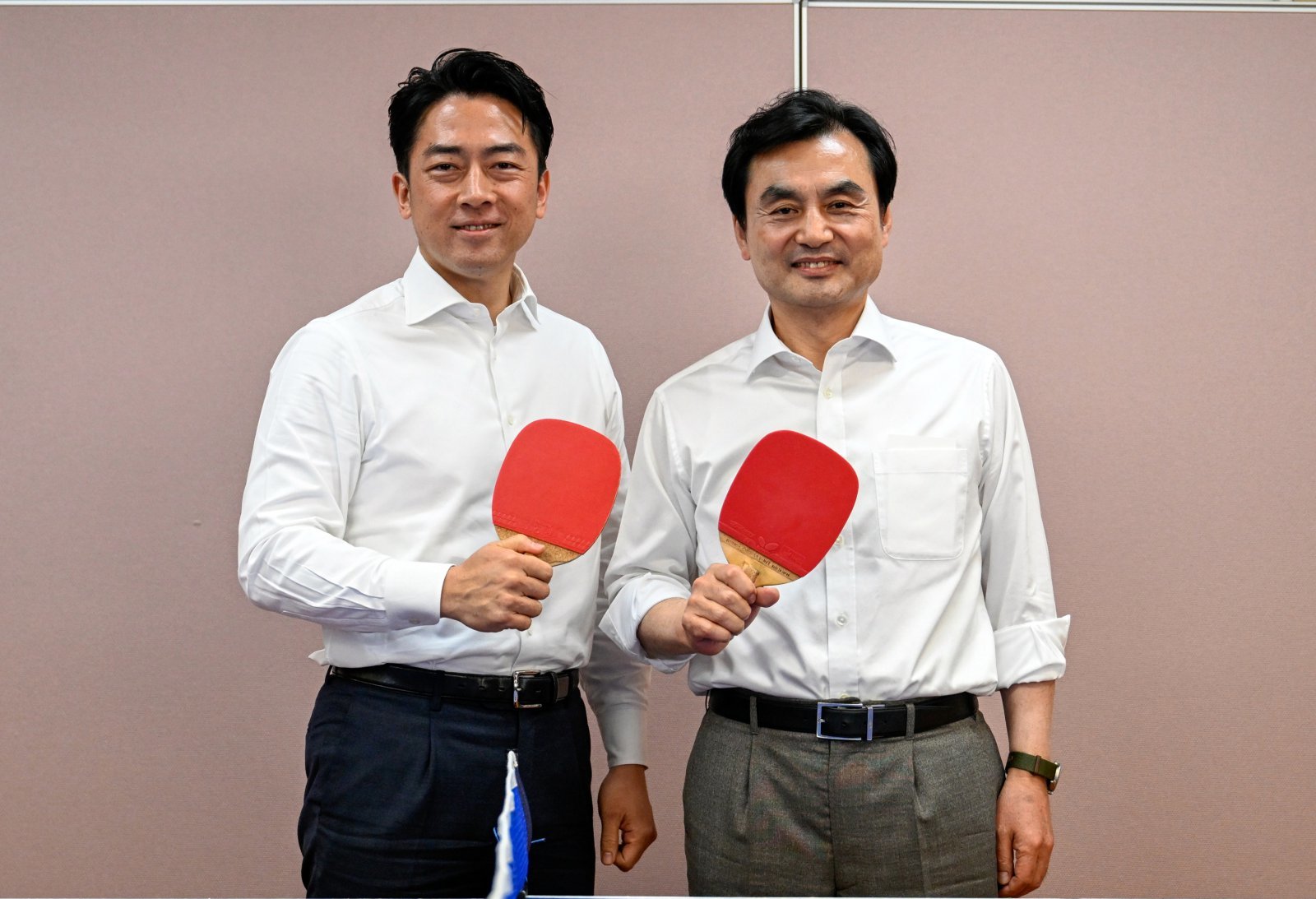 안규백 국방부장관과 고이즈미 신지로 일본 방위대신이 지난 1월 일본 가나가와현 요코스카시 해상자위대 총감부에서 탁구를 친 뒤 기념촬영을 하고 있다. (국방부 제공) 2026.1.30 ⓒ 뉴스1