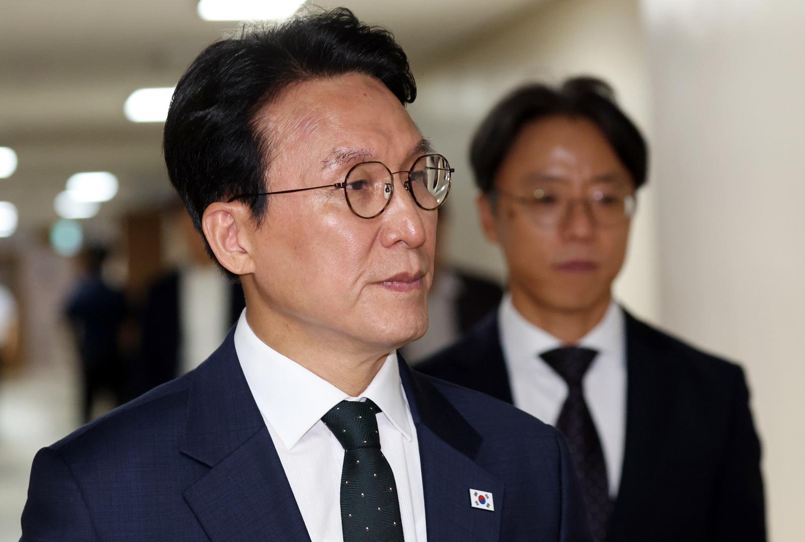 김민석 국무총리가 25일 서울 종로구 세종대로 정부서울청사에서 정부의 검찰개혁 방향 관련 브리핑을 하기 위해 이동하고 있다. 2026.6.25 뉴스1