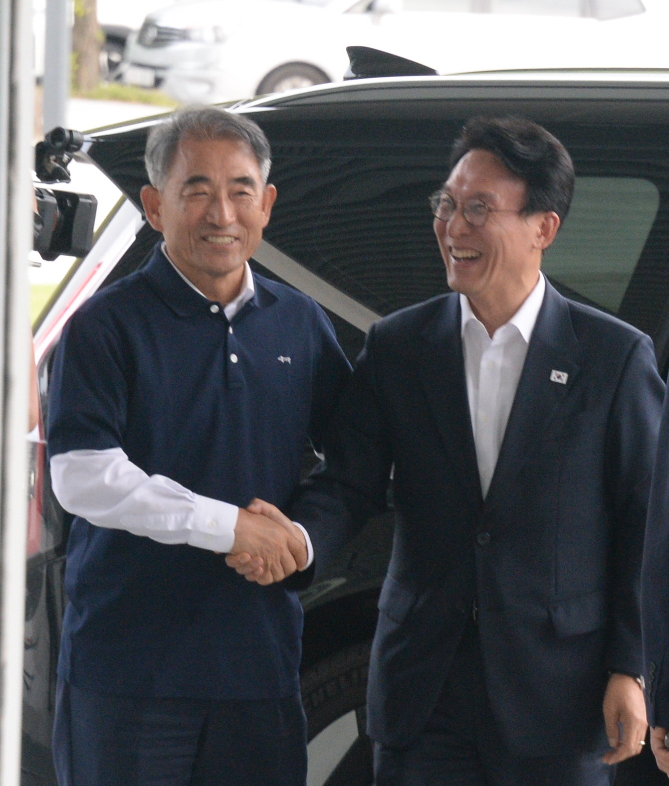 더불어민주당 당권 경쟁이 본격화되는 가운데 김민석 국무총리와 정청래 전 대표가 나란히 전북도당 당선인 워크숍을 찾았다. 25일 전북 정읍시 아우름캠퍼스에서 열린 워크숍에서 김 총리가 윤준병 전북도당위원장과 인사를 나누고 있다. 정읍=뉴시스