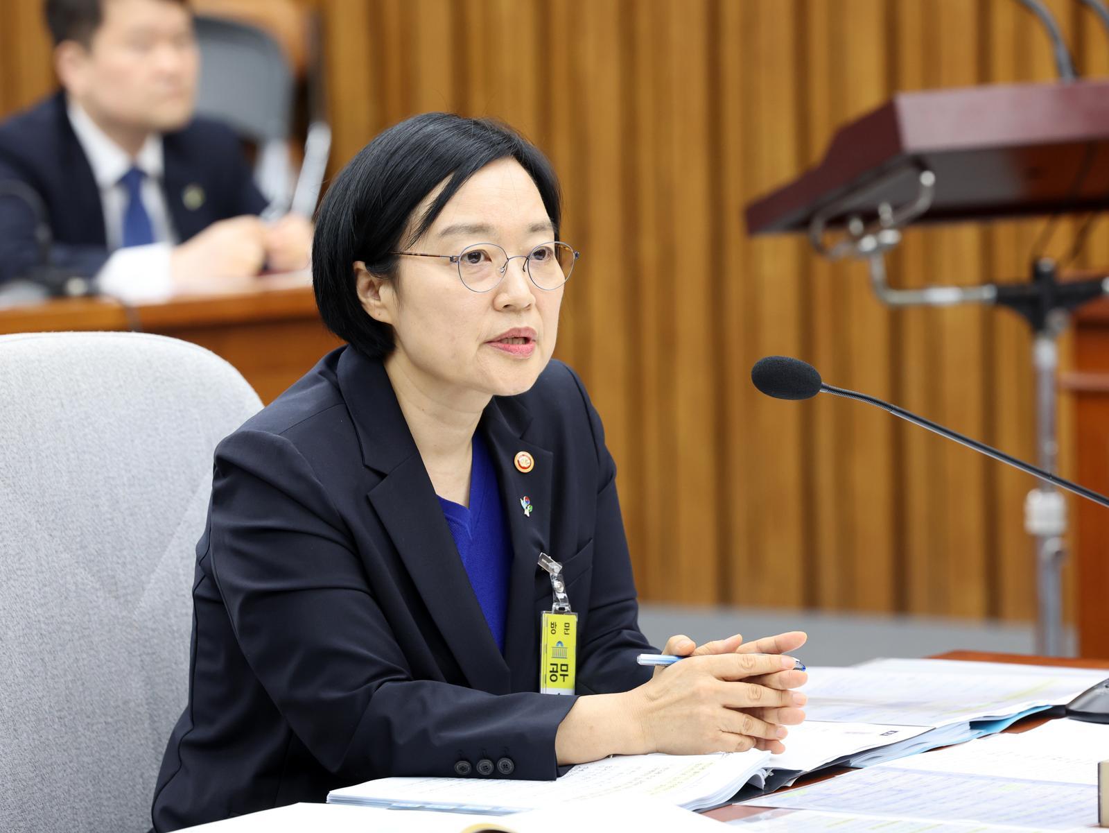 “청문회하느라 축구 안봐 수명 몇년 늘었을 것”…의원들 폭소