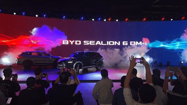 26일 부산 벡스코(BEXCO)에서 열린 ‘2026 부산모빌리티쇼’ BYD코리아 프레스 콘퍼런스에서 BYD 씨라이언 6 DM-i이 공개되고 있다.