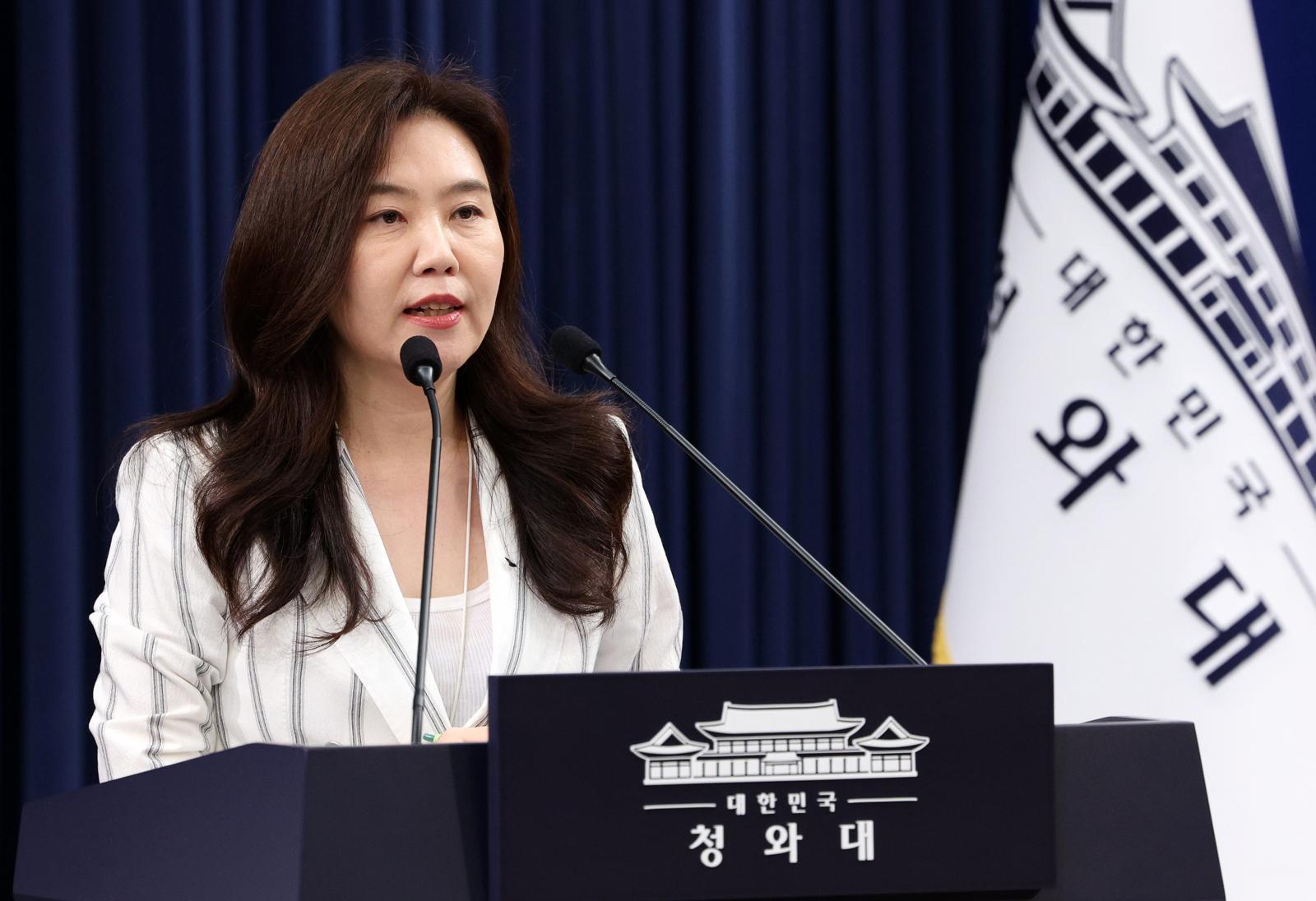 강유정 수석대변인이 25일 청와대 춘추관에서 문재인 전 대통령 오찬 회동 관련 브리핑을 하고 있다. 뉴시스