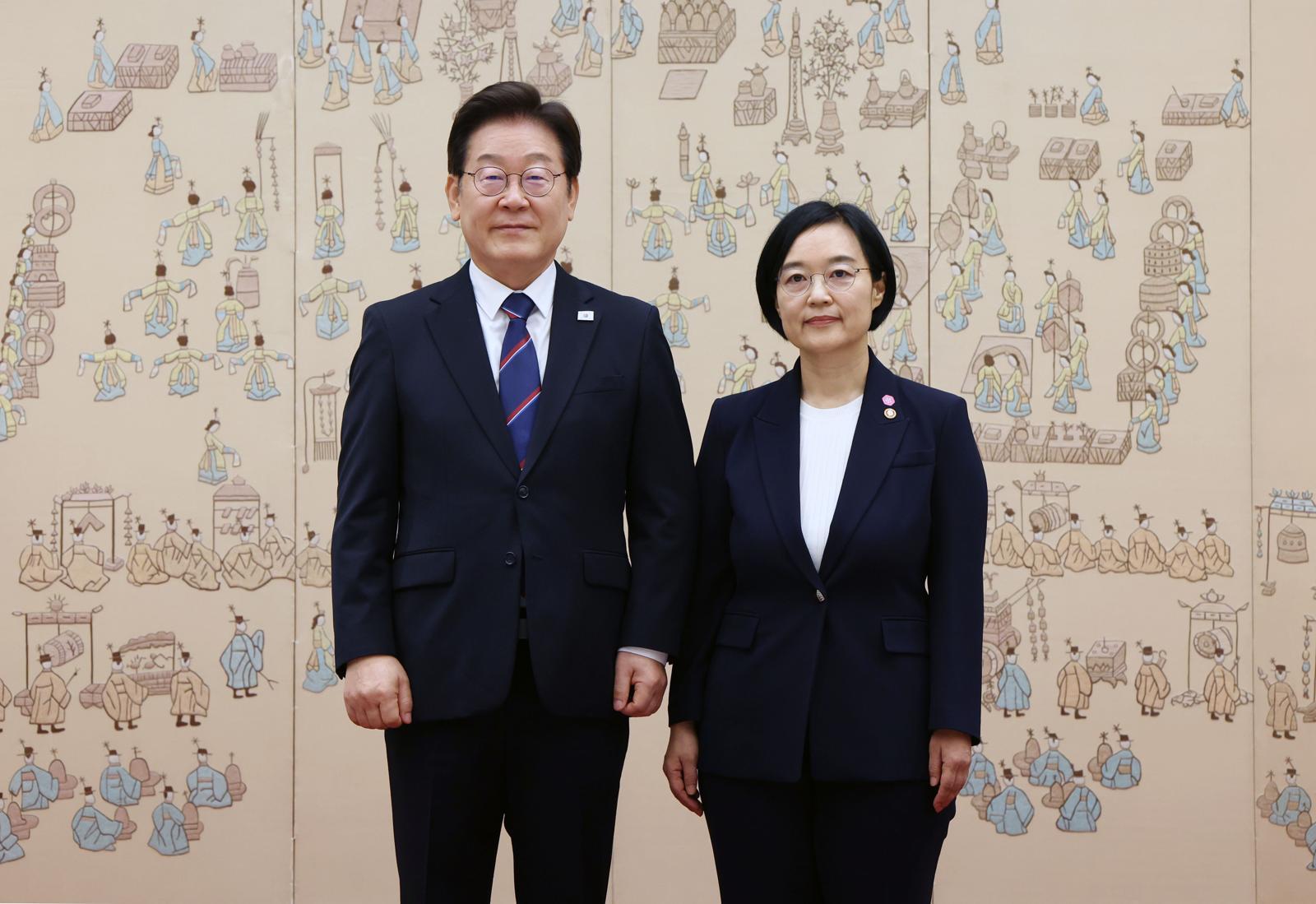 지난해 7월 이재명 대통령이 서울 용산 대통령실 청사에서 한성숙 당시 신임 중소벤처기업부 장관(오른쪽)에게 임명장을 수여한 뒤 기념촬영 하고 있다. 대통령실사진기자단