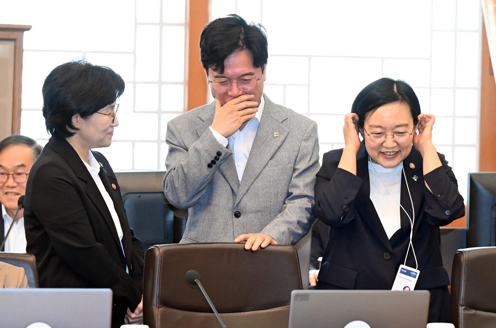 23일 청와대에서 열린 제27회 국무회의 겸 제12차 비상경제점검회의에서 한성숙 국무총리 후보자(맨 오른쪽)가 원민경 성평등가족부 장관(왼쪽), 김영훈 고용노동부 장관(가운데) 등과 웃으며 이야기를 나누고 있다. 청와대사진기자단