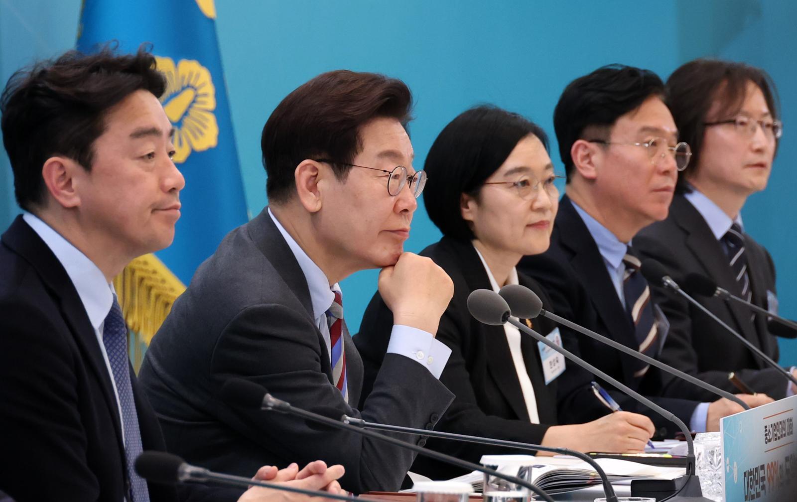 올해 3월 이재명 대통령이 청와대 영빈관에서 열린 중소기업인과의 대화에서 참석자의 발언을 듣고 있는 가운데 강훈식 비서실장(왼쪽)과 한성숙 국무총리 후보자(오른쪽 세번째)의 모습이 보인다. 청와대사진기자단