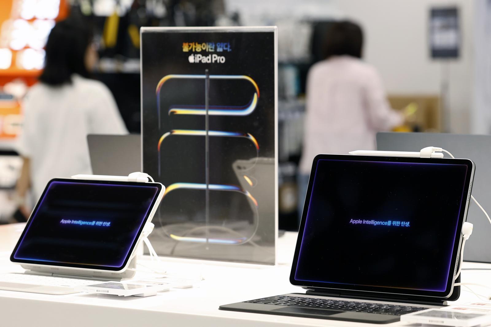 = 애플이 인공지능(AI) 데이터센터 확산으로 급등한 메모리와 저장장치 비용으로 인해 맥북과 아이패드 등의 가격을 인상한 26일 서울의 한 대형마트 내 애플 제품 취급 매장인 에이스토어에 아이패드와 맥북 등이 진열되어 있다.   에이스토어는 다음달 1일부터 인상된 가격을 적용한다고 안내문을 내걸었다.  2026.6.26/뉴스1