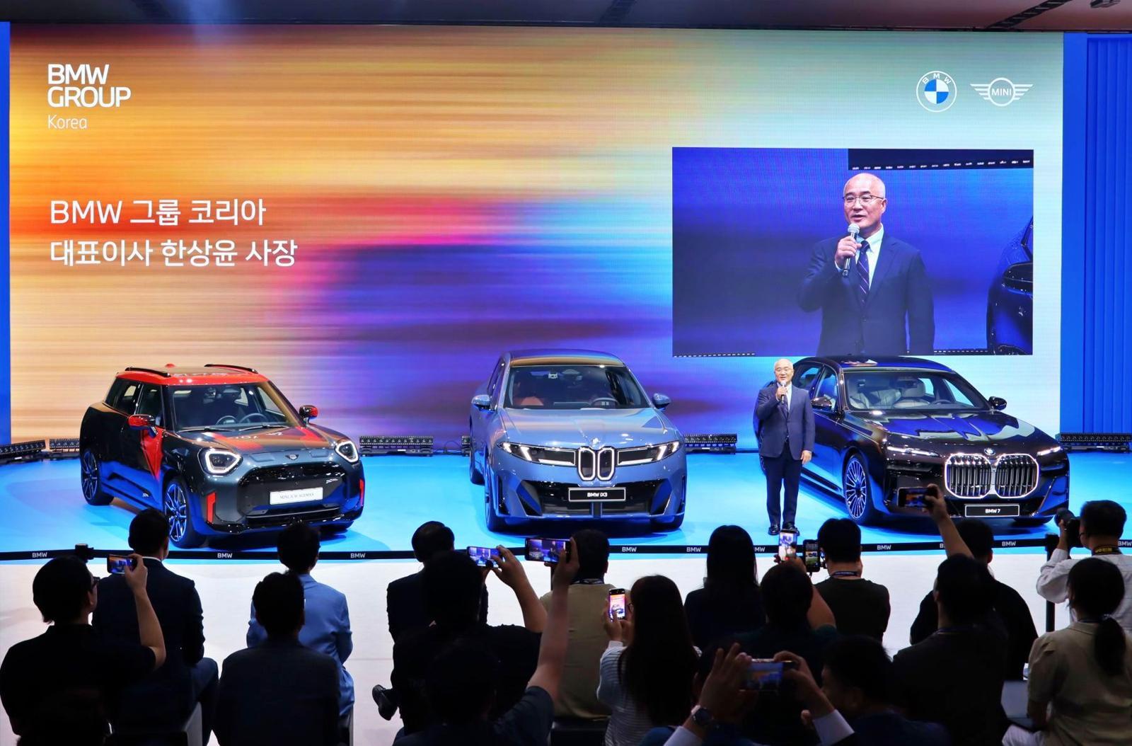 디 올-일렉트릭 MINI JCW 에이스맨과 더 뉴 BMW iX3, BMW 7시리즈 네로 루쏘 에디션 (왼쪽부터) 을 소개하는 한상윤 BMW 그룹 코리아 대표 / 출처=IT동아