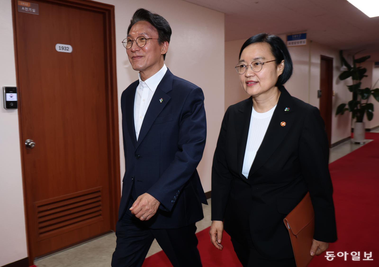 김민석 국무총리와 한성숙 중소벤처기업부 장관 겸 국무총리 지명자가 9일 오전 서울 종로구 정부서울청사에서 열린 국무회의 겸 비상경제본부회의에 참석하고 있다. 현직 총리와 후보 지명자가 함께 국무회의에 참석한 것은 헌정 사상 처음이라고 김민석 총리는 인사말에서 밝혔다. 	변영욱 기자 cut@donga.com
