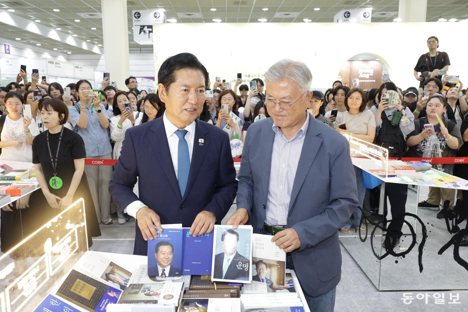 사퇴한 정청래 더불어민주당 전대표가 24일 오후 서울 삼성동 코엑스에서 열린 국제도서전에서 문재인 전 대통령을 만나 이야기를 나누고 있다.	변영욱 기자 cut@donga.com