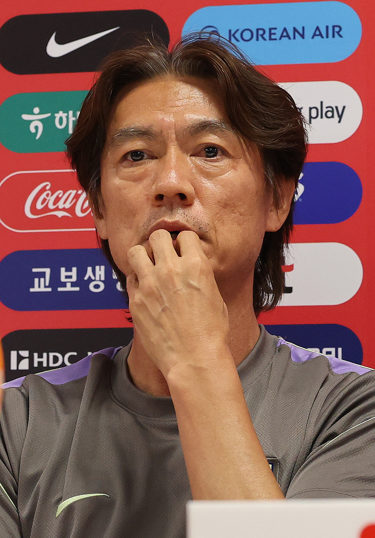 홍명보 한국 축구 대표팀 감독이 26일 열린 2026 북중미 월드컵 조별리그 결산 기자회견에서 굳은 얼굴로 질문에 답하고 있다. 사포판=뉴스1