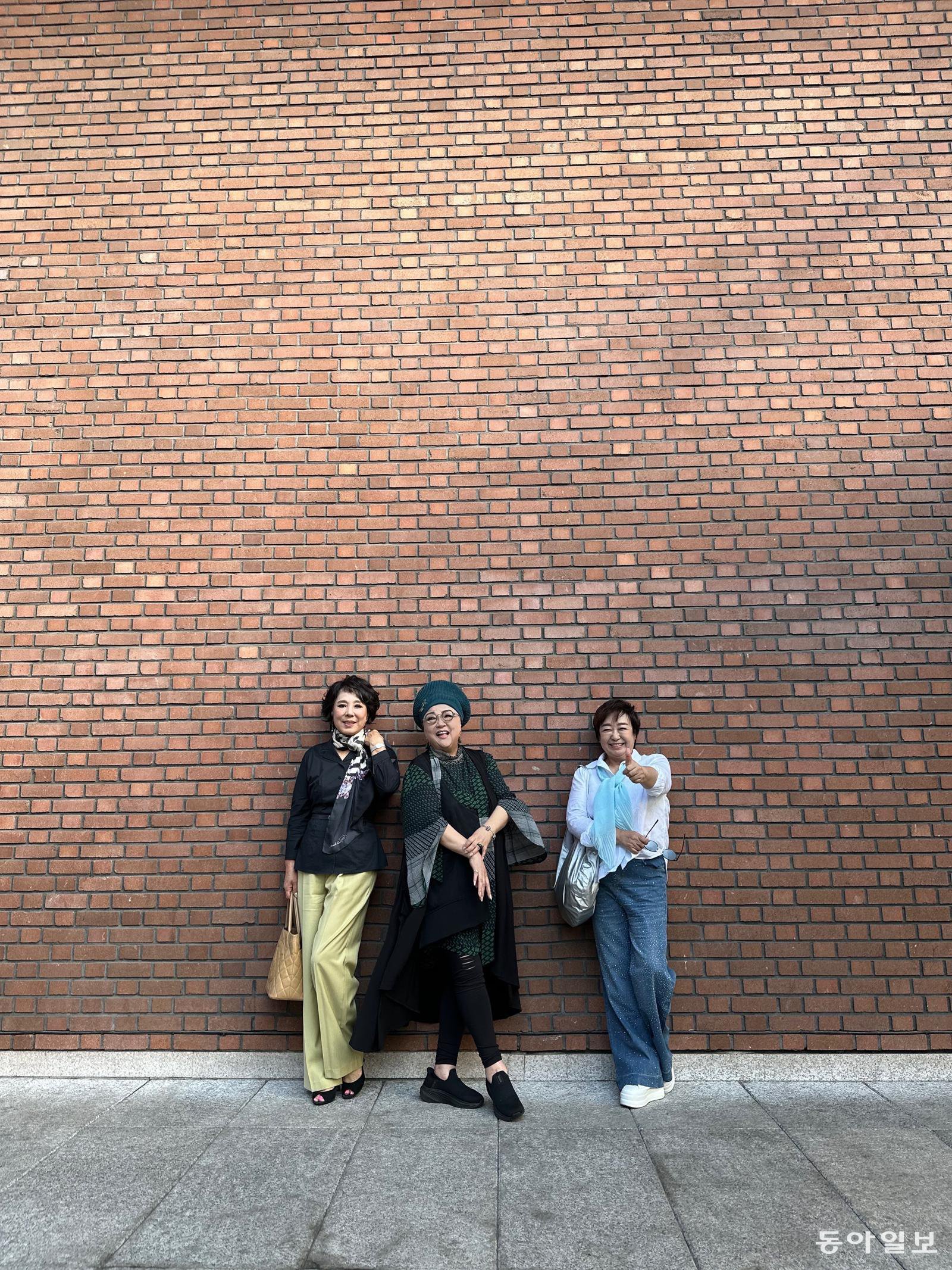 만나면 늘 웃게 되는 재즈 가수 윤희정(왼쪽), 가수 혜은이(가운데), 세샘트리오 권성희. 세 사람은 지금도 서로에게 ‘생각만 해도 좋은 사람’이다. 아래 사진에선 혜은이가 오래 곁에 있어준 친구들에게 감사하다는 의미로 엄지를 올려 보이고 있다. 유재영 기자  elegant@donga.com