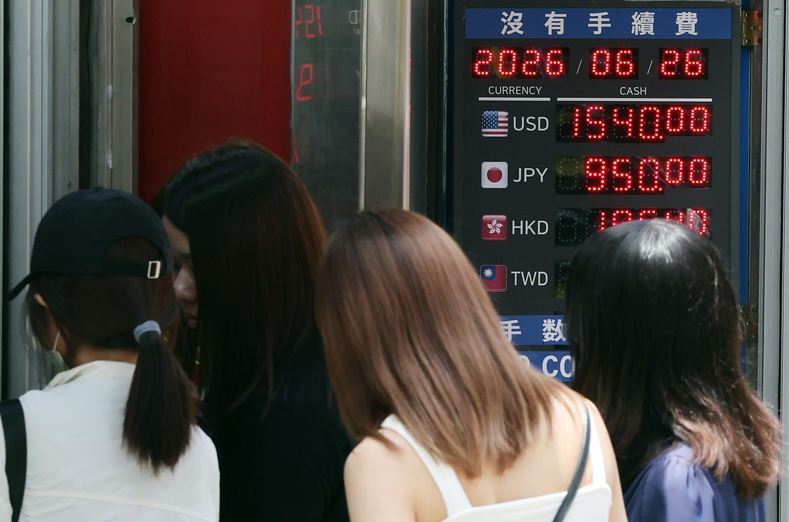 원·달러 환율이 1500원대 중반을 이어가고 있는 26일 오후 서울 중구 명동의 환전소에서 외국인 관광객들이 환전을 하기 위해 대기하고 있다. 2026.6.26 ⓒ 뉴스1