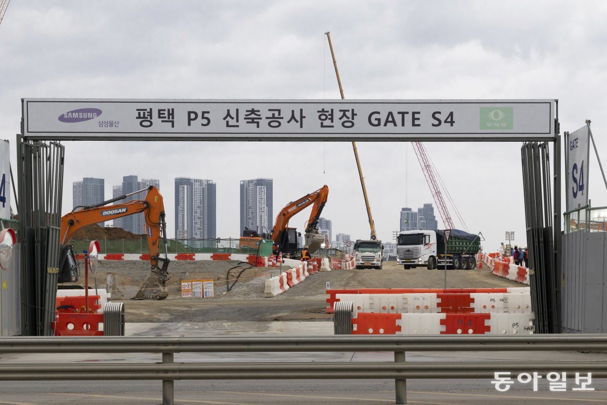 경기 평택시 삼성전자 평택캠퍼스 반도체5공장(P5) 신축 현장에서 골조 공사가 진행되고 있다. 동아DB