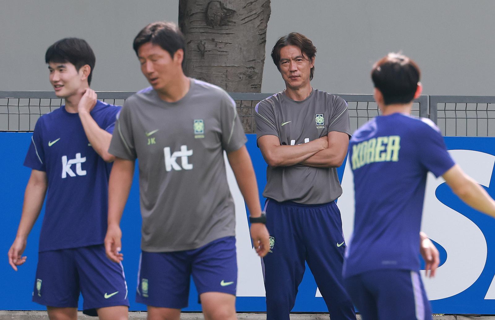 홍명보 대한민국 축구국가대표팀 감독이 25일(현지시간) 멕시코 과달라하라 인근 대한민국 축구대표팀의 베이스캠프 훈련장인 치바스 바예 베르데에서 선수들의 회복 훈련을 지켜보고 있다. 뉴스1