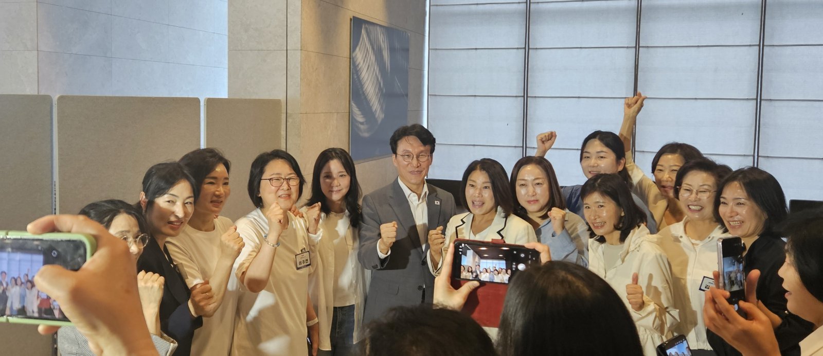 김민석 국무총리가 27일 양평군 블룸비스타 호텔에서 열린 6·3 지방선거 더불어민주당 여성당선인 워크숍에 참석해 당선인들과 사진을 찍고 있다.2026.06.27/뉴스1