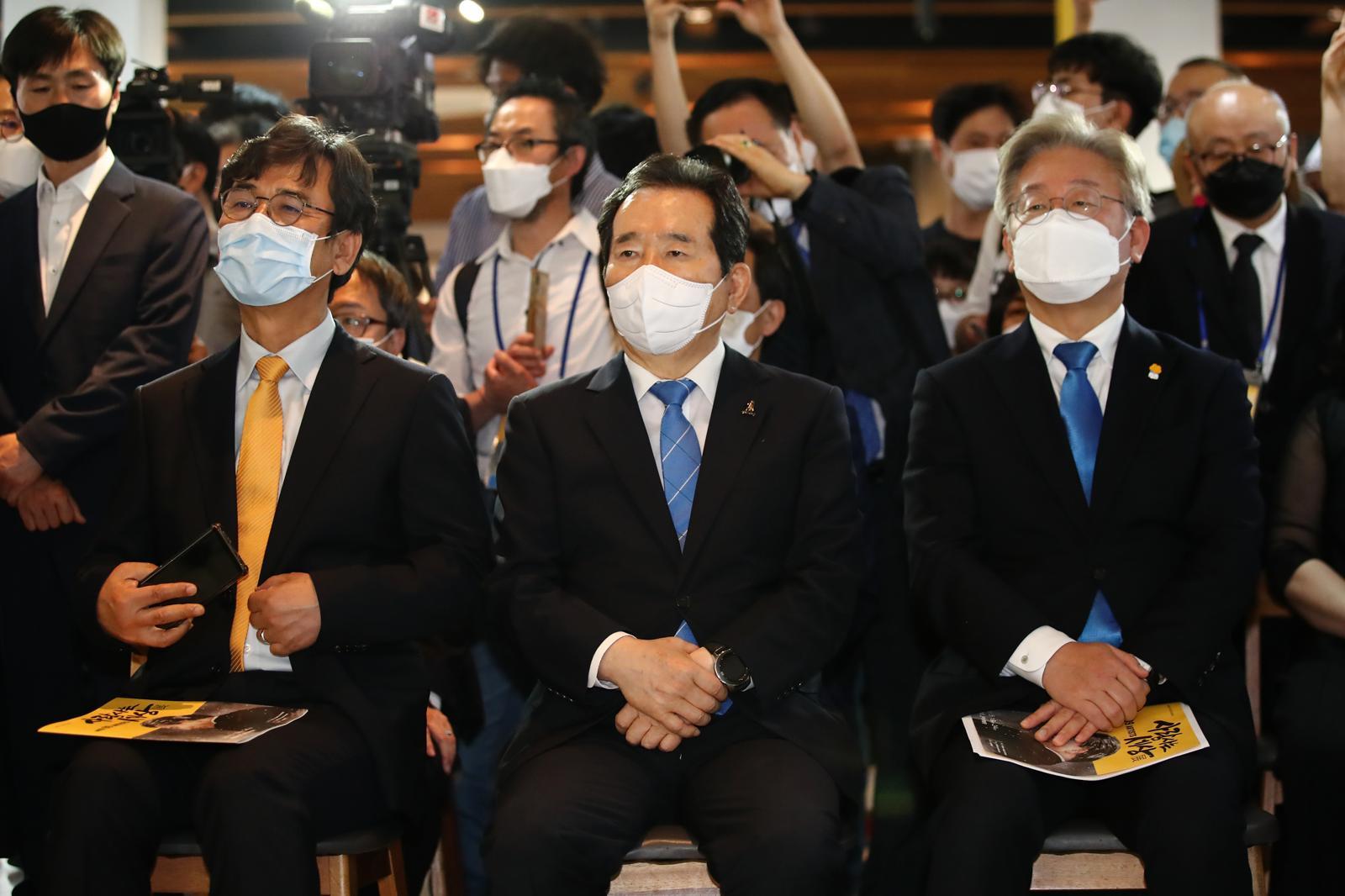 2021년 노무현 전 대통령 서거 12주기 추모전시에 참석한 유시민 작가, 정세균 전 국무총리, 이재명 대통령(당시 경기도지사).(왼쪽부터) 동아일보DB