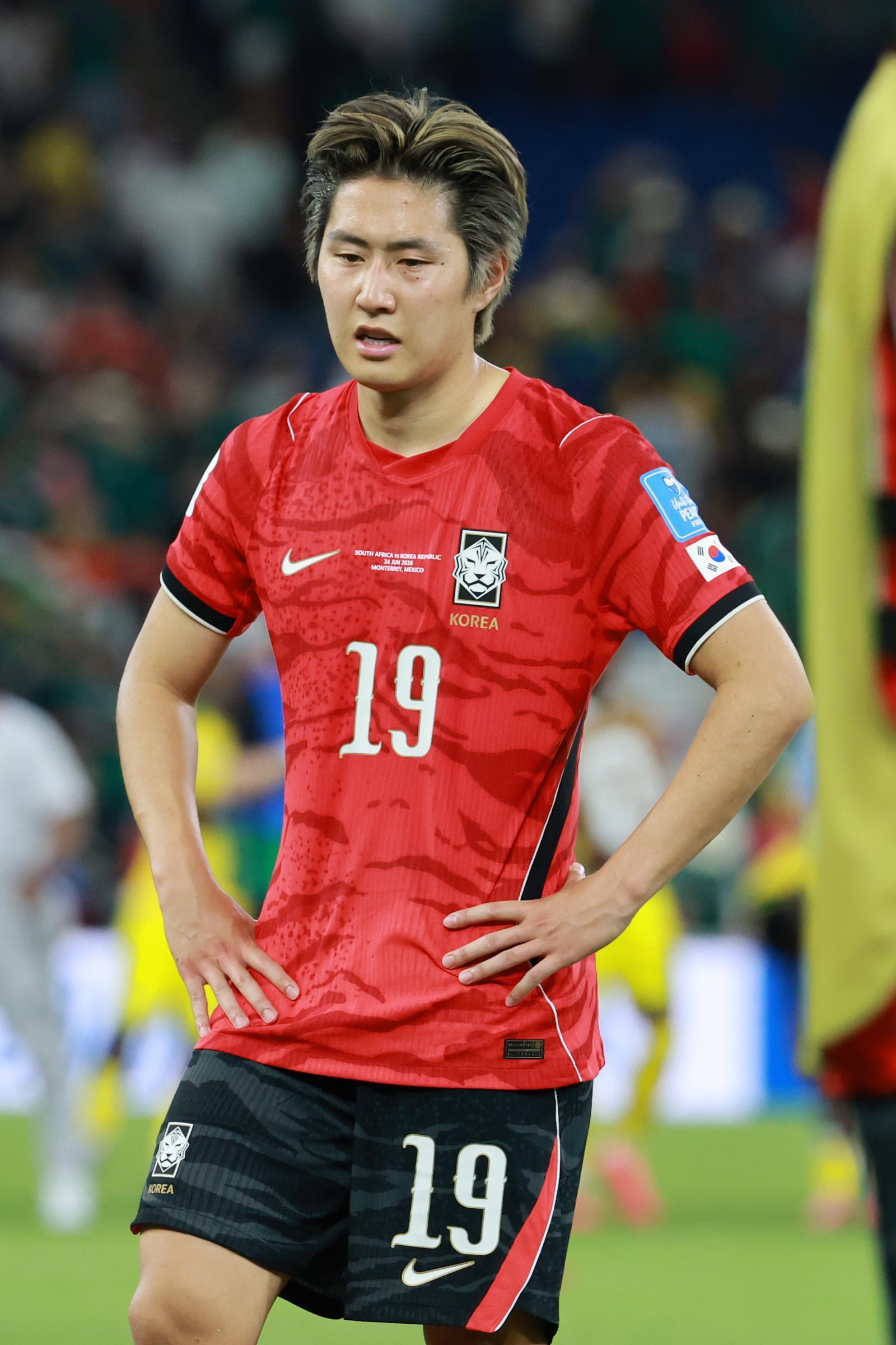 대한민국 축구국가대표팀 이강인이 24일(현지시간) 멕시코 몬테레이 스타디움에서 열린 2026 북중미 월드컵 A조 조별리그 3차전 대한민국과 남아프리카 공화국의 경기에서 0대1로 패한 뒤 충격에 빠져 있다. 몬테레이=뉴스1