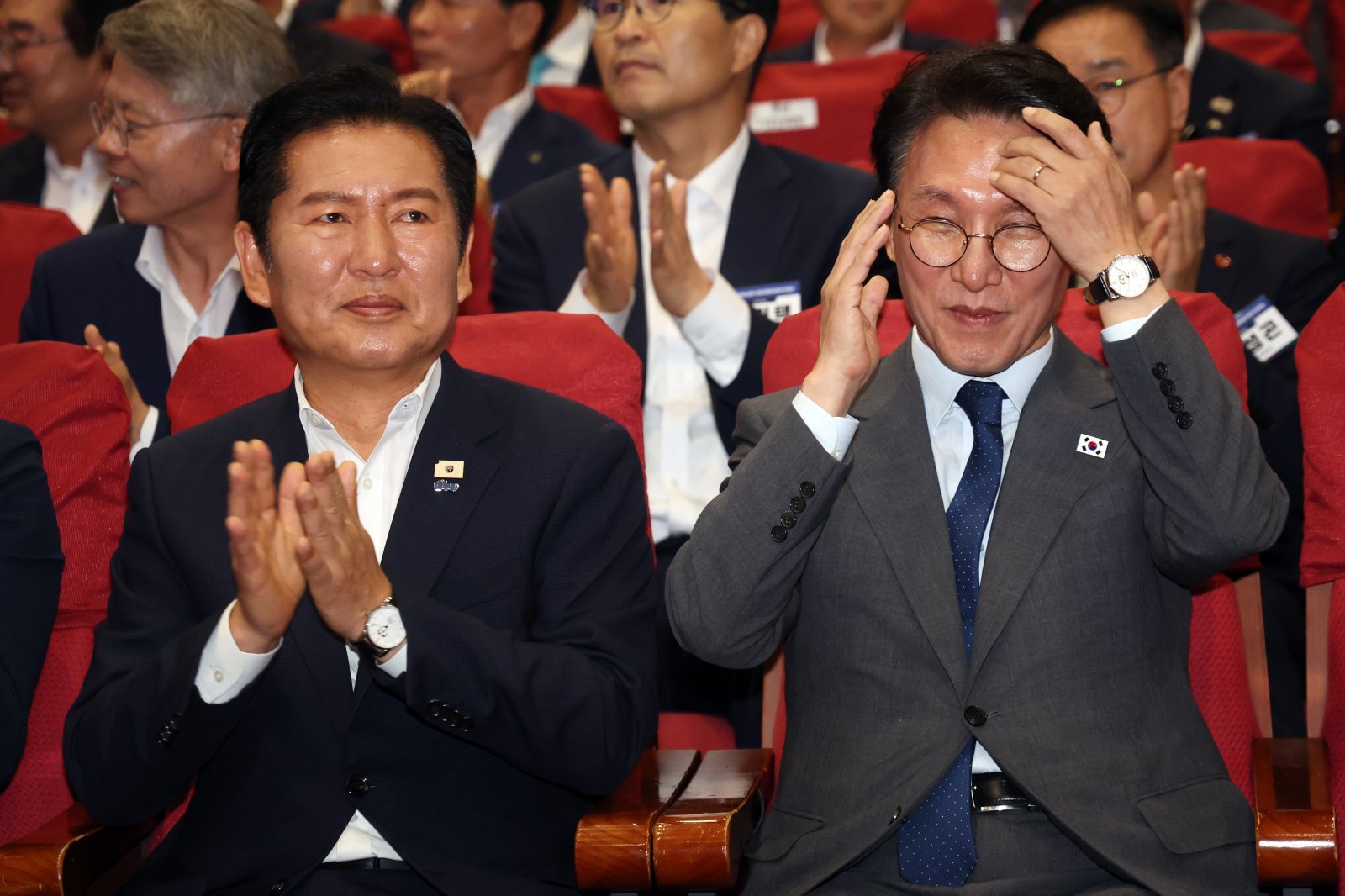김민석 국무총리와 정청래 더불어민주당 대표가 21일 오후 서울 여의도 국회 의원회관에서 열린 ‘2026 6·3지방선거 단체장 당선자 워크숍’에 이재명 대통령 시계를 차고 자리하고 있다. 2026.6.21 뉴스1