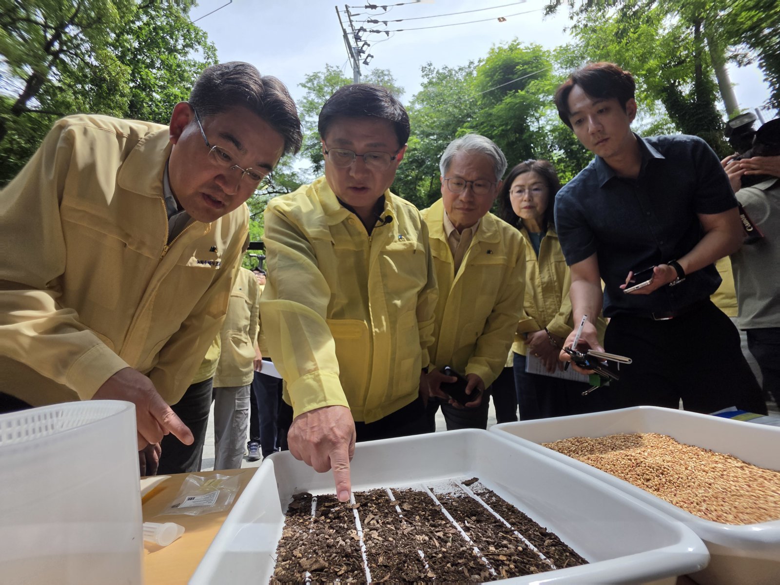 김성환 기후에너지환경부 장관이 서울 노원구 불암산 자락에서 붉은등우단털파리(러브버그) 유충 방제 상황과 성충 대응 준비 상황을 점검하고 있다. 이날 현장에는 오승록 노원구청장, 유호 국립생물자원관장 등이 동행했다. 2026.5.25 뉴스1