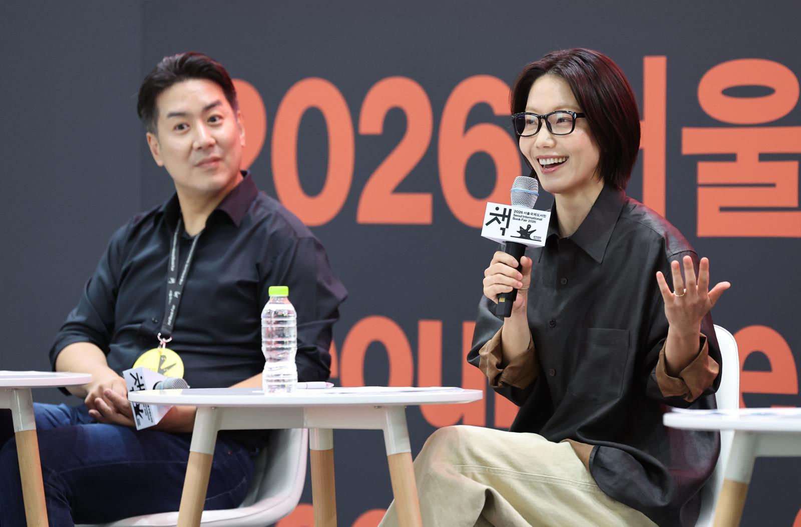 김신록 배우가 27일 서울 강남구 코엑스에서 열린 2026 서울국제도서전에서 ‘인간과 인공지능은 사랑에 빠질 수 있을까’를 주제로 대담하고 있다. 2026.06.27 뉴시스