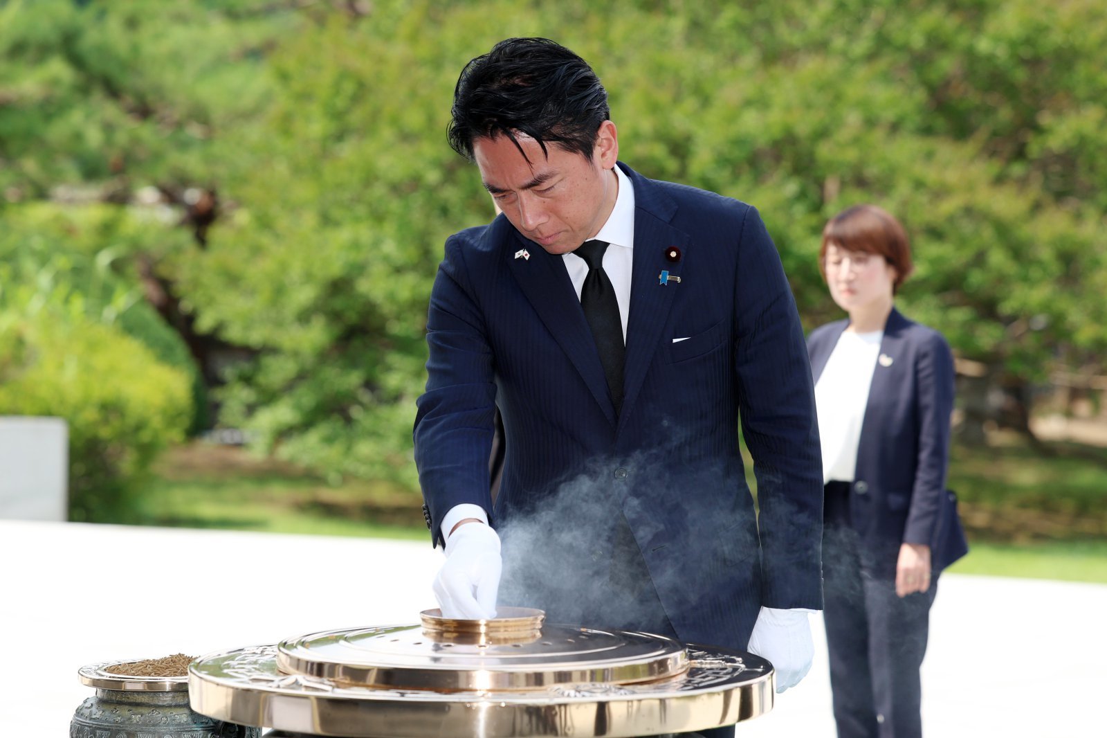서울현충원 참배하는 고이즈미 신지로 일본 방위상, 방한 서울일정 시작