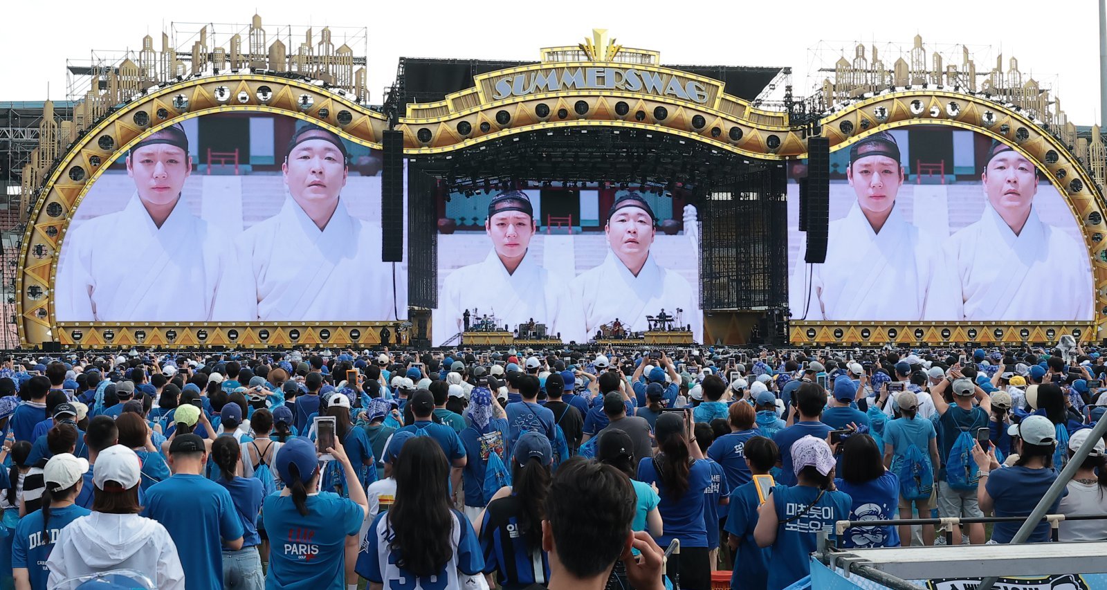 Psy's 'Summer Swag' concert kicks off with Hwasa, Sung Si-kyung as guests