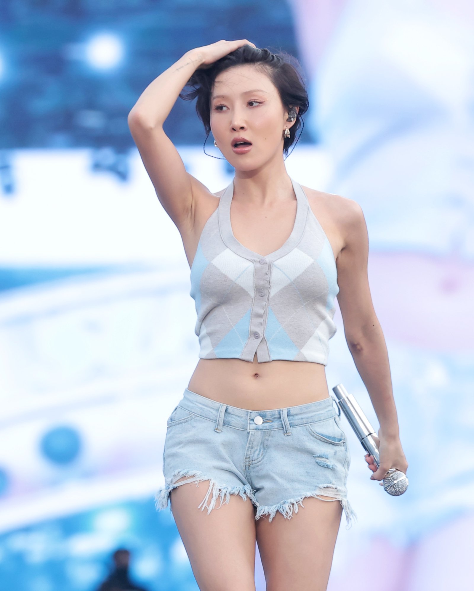 가수 화사가 27일 오후 의정부종합운동장에서 열린 ‘싸이흠뻑쇼 서머스웨그2026’에서 화려한 무대를 선보이고 있다. 2026.6.27 뉴스1