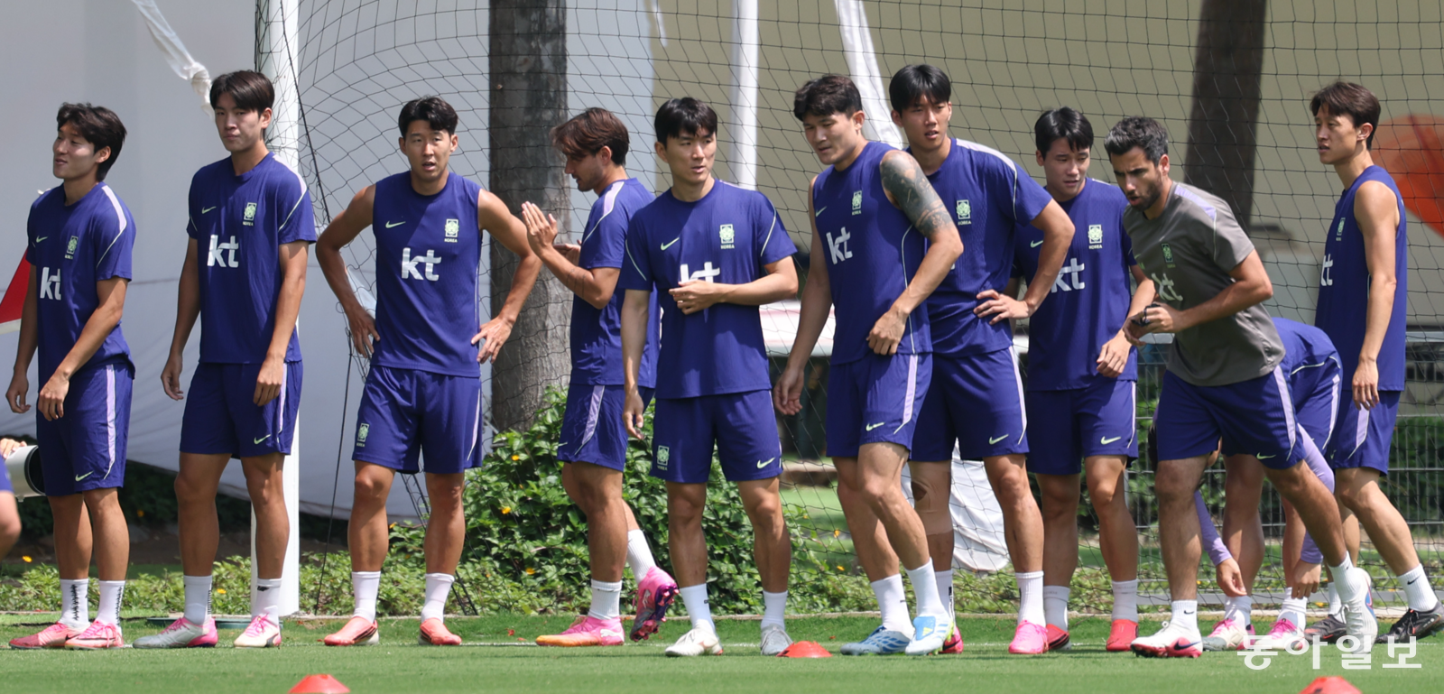 손흥민을 비롯한 한국 축구 대표팀 선수들이 27일(현지시간) 멕시코 과달라하라 사포판 치바스 바예 베르데에서 훈련장에서 훈련을 하고 있다. 사포판=박형기 기자 oneshot@donga.com